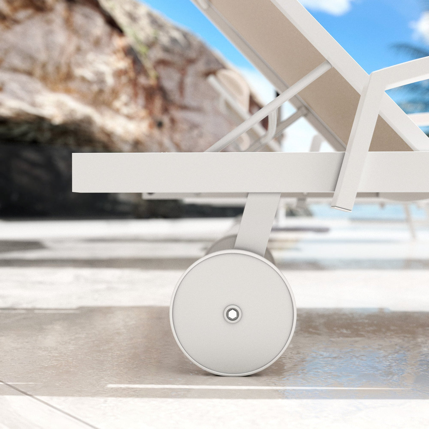 Transat Pirae de Meublot en bois avec coussin beige, chaise longue pour extérieur, design élégant et confortable.