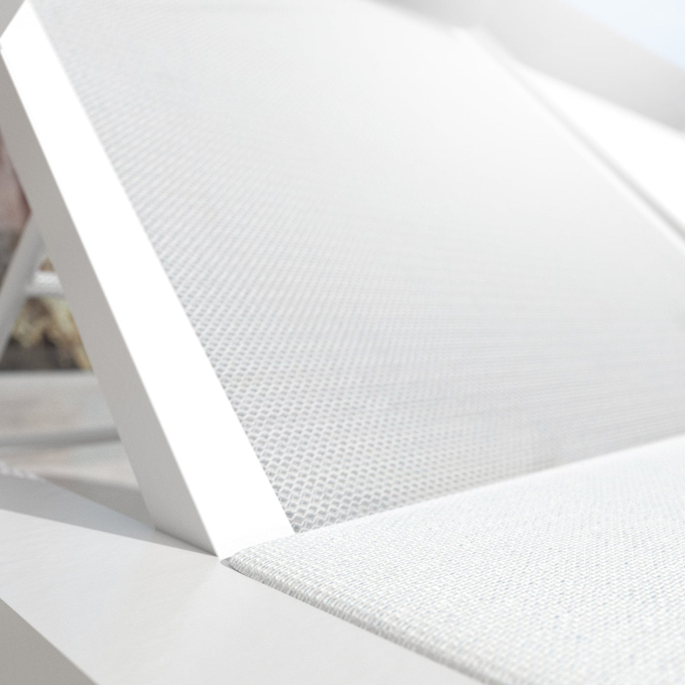 Transat Pirae de Meublot en blanc, fauteuil de bain de soleil avec coussins confortables, conçu pour la détente en extérieur.