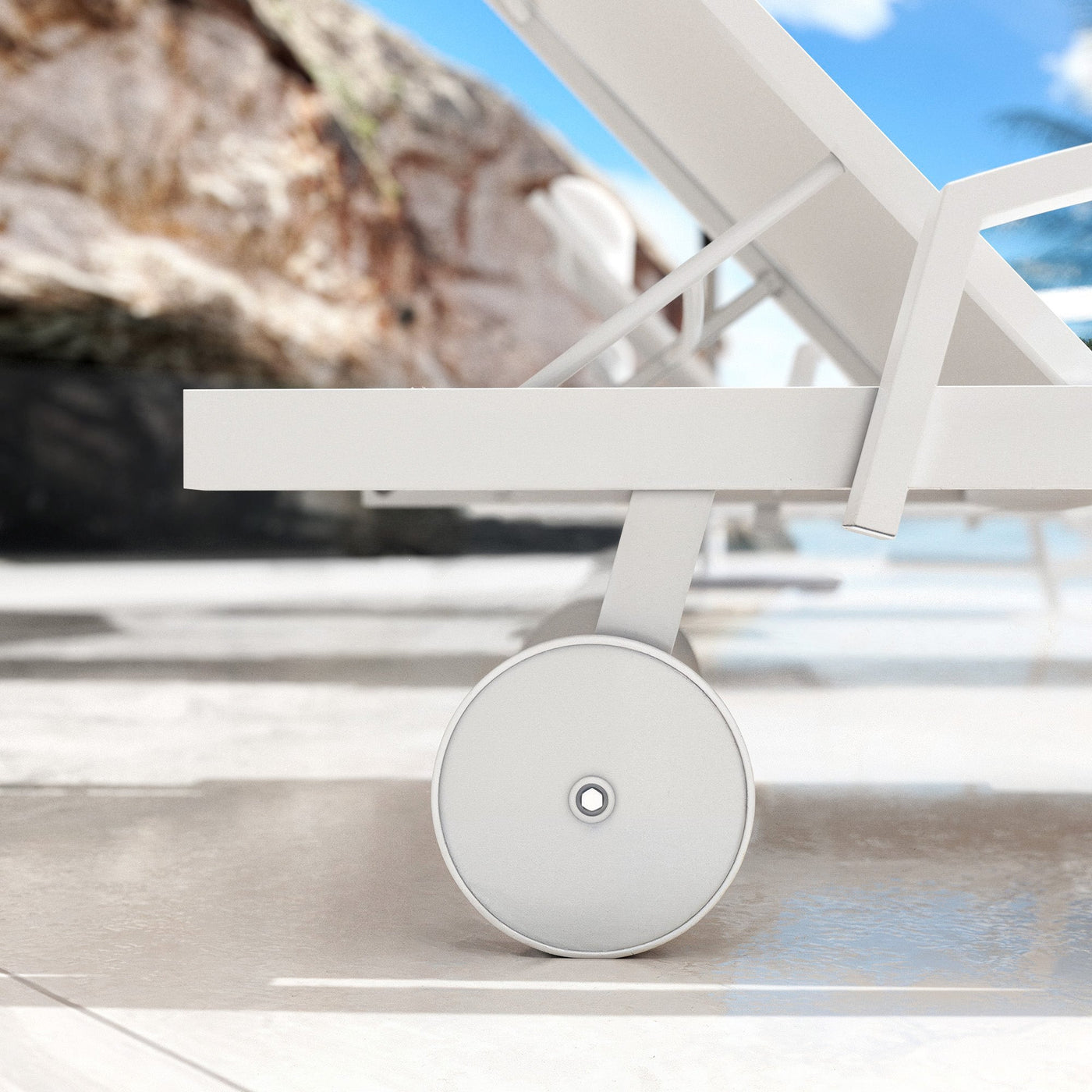 Transat Pirae blanc de la marque Meublot, bain de soleil avec cadre en bois et toile confortable pour l'extérieur.