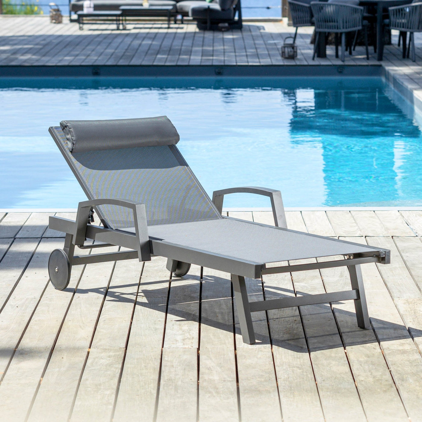 Transat Pirae Meublot en gris anthracite, bains de soleil avec coussin confortable, vue frontale.