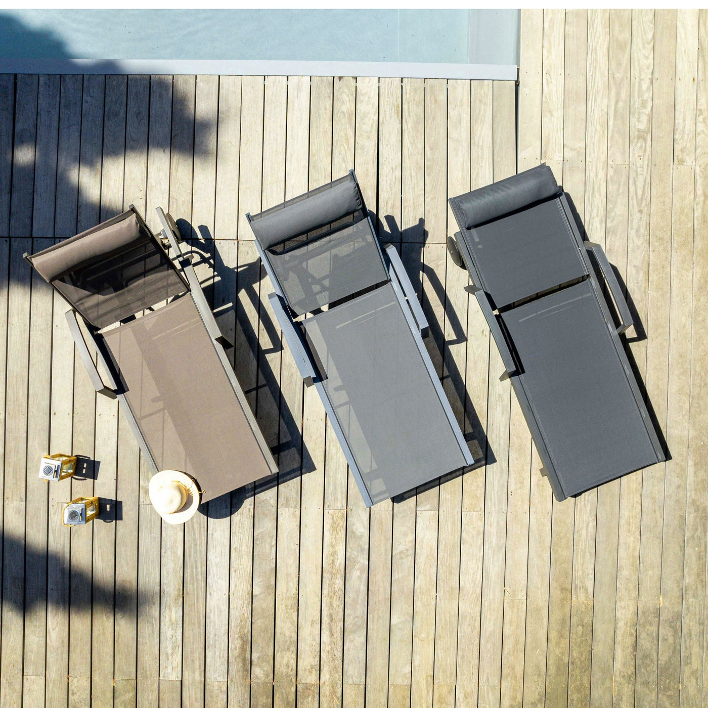 Transat Pirae Meublot en trois couleurs, vue de dessus, bains de soleil confortable pour jardin ou terrasse