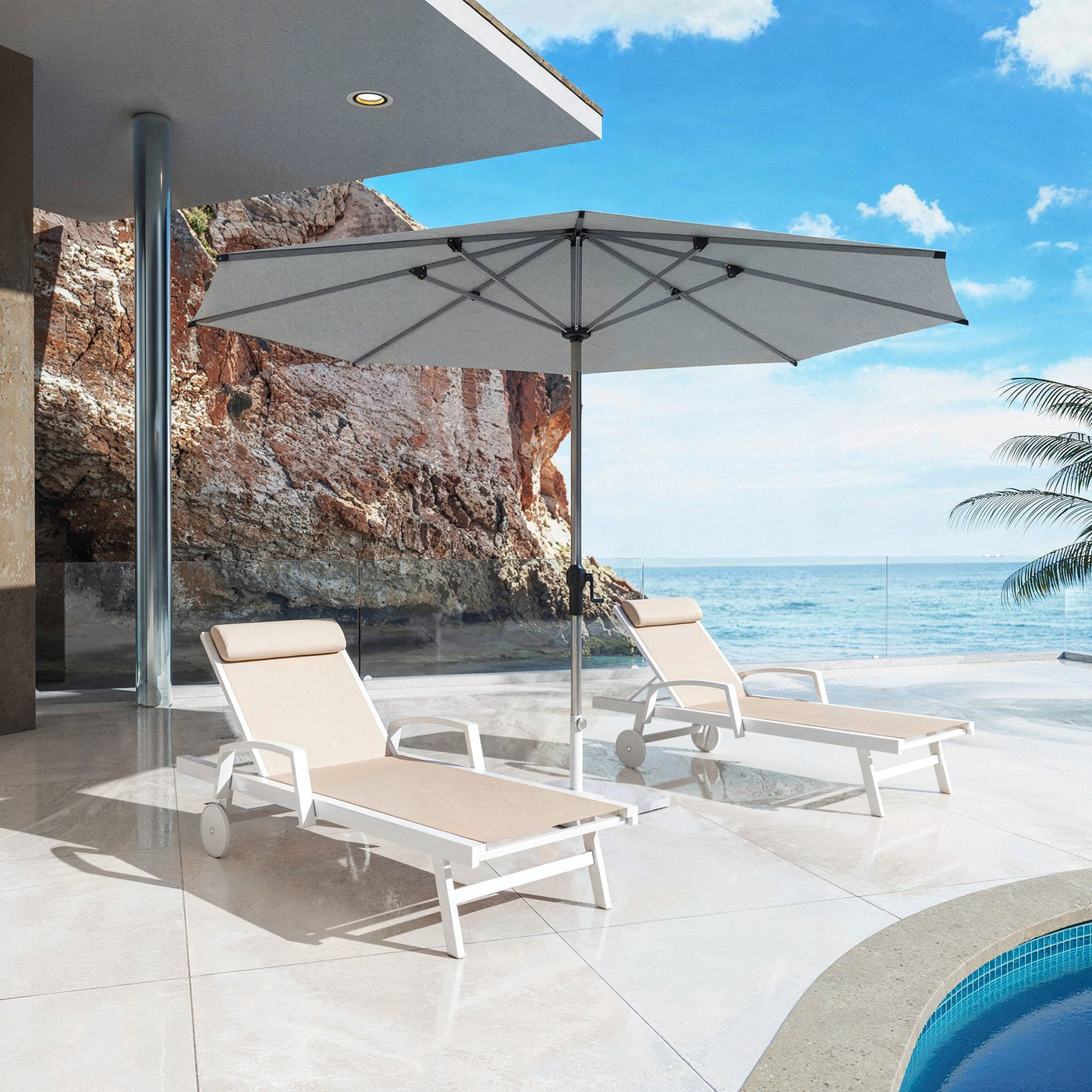 Transat Pirae de Meublot en tissu coloré, avec structure en bois, parfait pour se détendre au soleil.