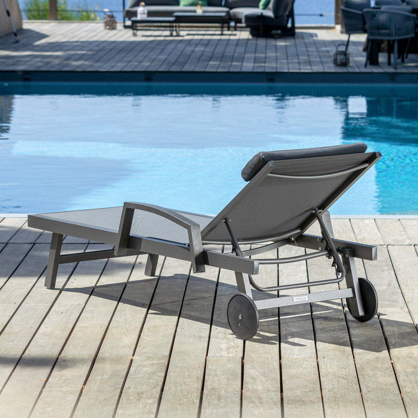 Transat Pirae de Meublot en gris anthracite, chaise longue pour extérieur avec dossier inclinable.