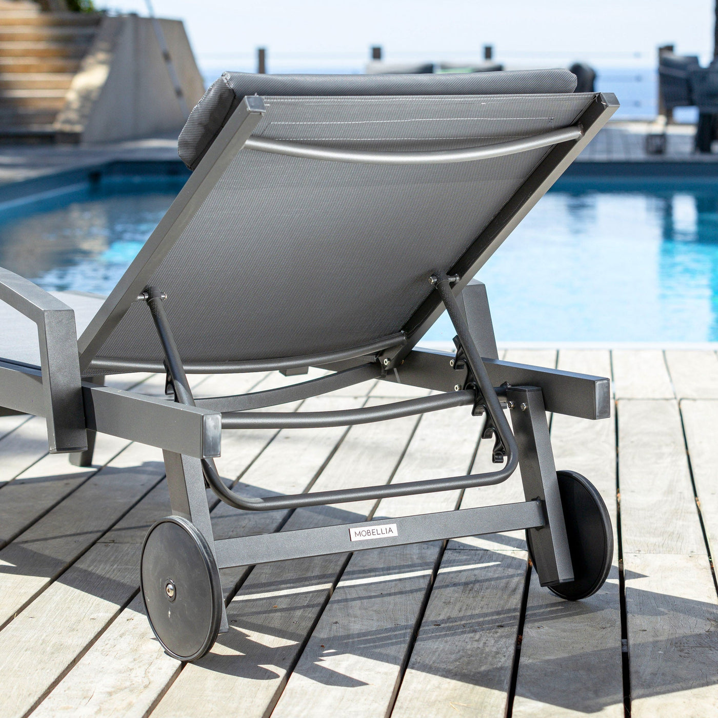 Transat Pirae de Meublot en gris anthracite, chaise longue de bain de soleil avec cadre en bois et coussin confortable.