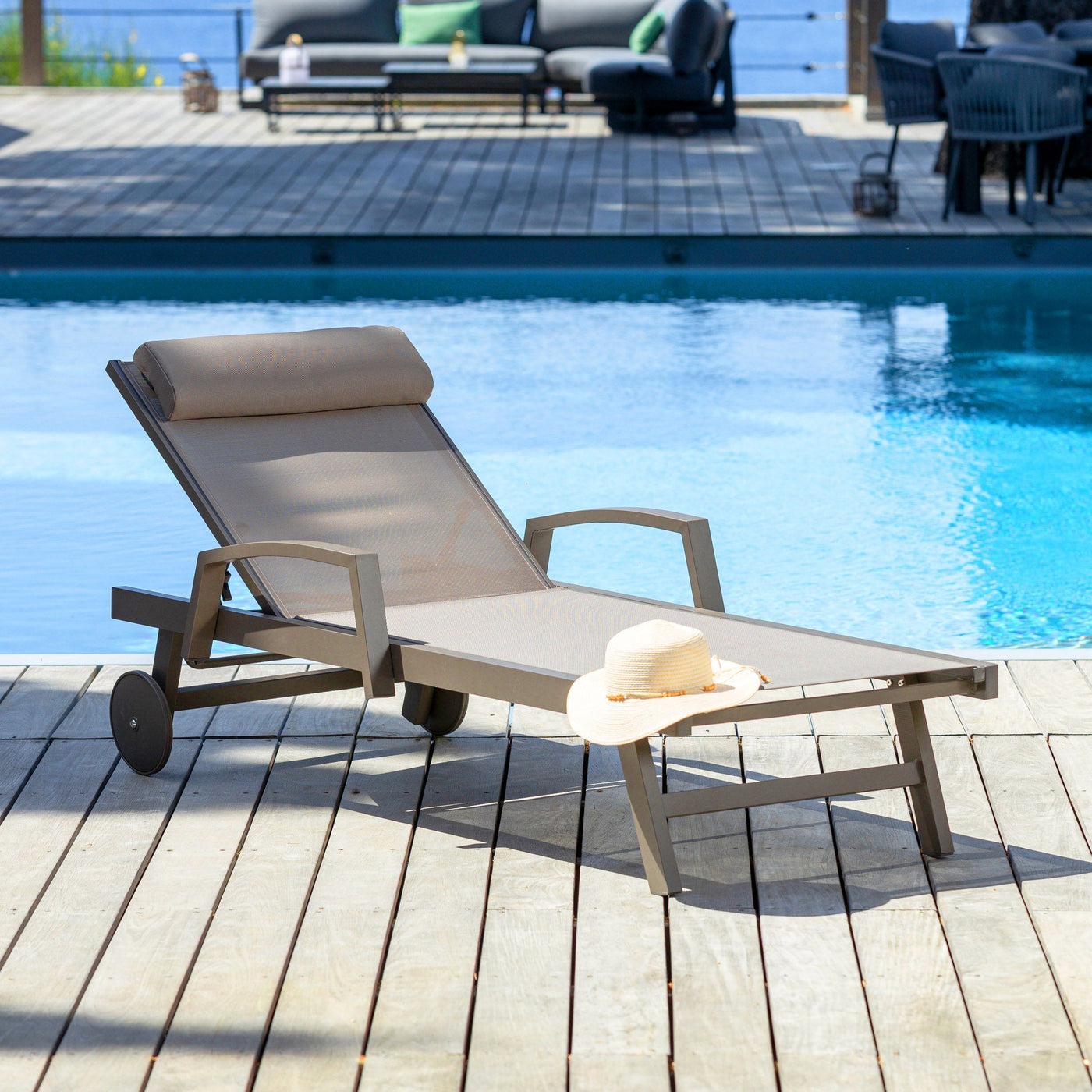 Transat Pirae de Meublot en taupe, fauteuil de bain de soleil avec dossier inclinable, vue frontale.