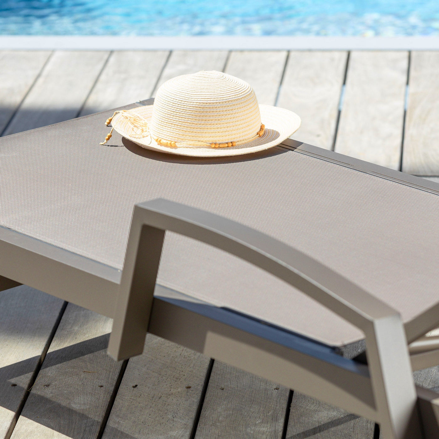 Transat Pirae de Meublot en tissu taupe avec cadre en bois, bain de soleil confortable pour extérieur.