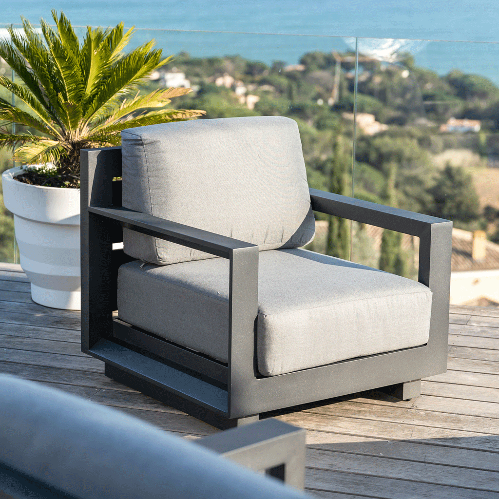 Table de jardin Elba pour 4 personnes de la marque Meublot, avec mobilier anthracite et design moderne.