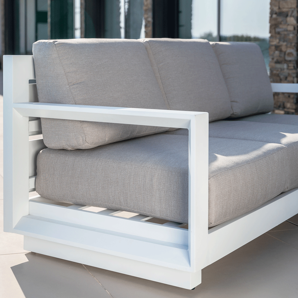 Canapé de jardin 3 places Elba de Meublot avec coussins blancs et structure en métal, idéal pour l'extérieur.