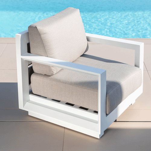 Fauteuil de jardin blanc Elba de la marque Meublot, avec cadre en métal et assise confortable en tissu, dans un espace extérieur.