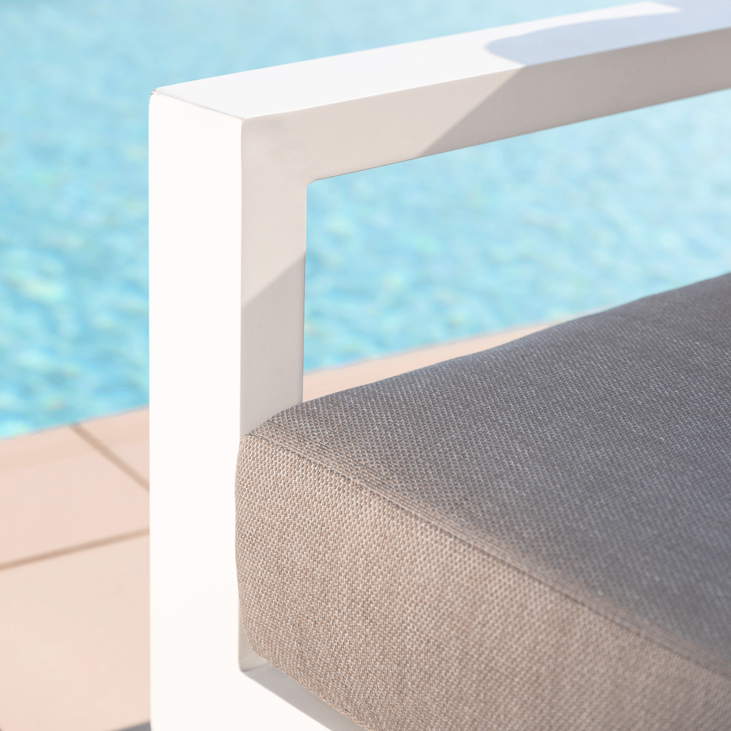 Fauteuil de jardin Elba blanc de la marque Meublot, avec structure en métal et assise en tissu, idéal pour l'extérieur.