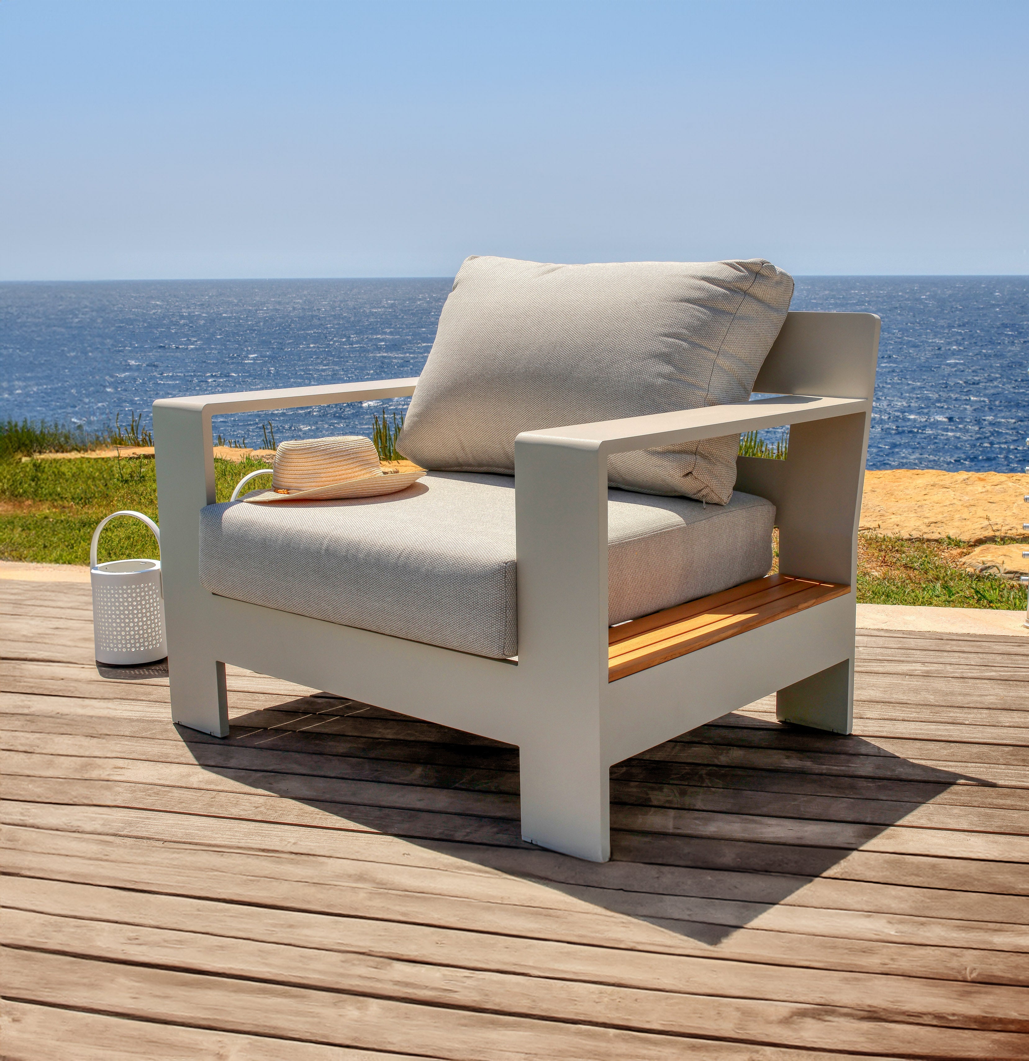 Salon de jardin Meublot Antibes pour 5 personnes avec table et chaises en bois, idéal pour l’extérieur.