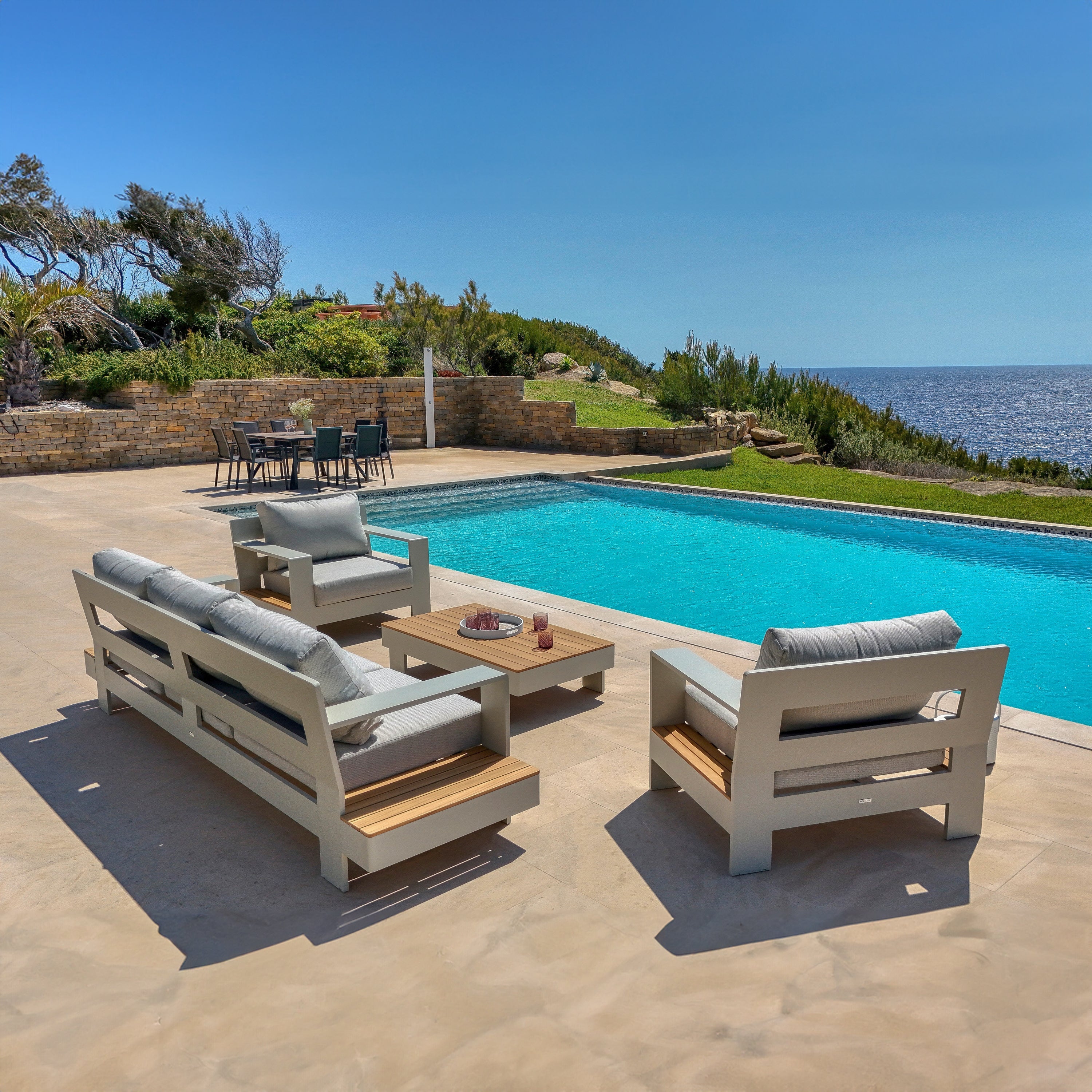Salon de jardin Antibes 5 places de la marque Meublot, mobilier extérieur avec table et chaises en bois et métal.