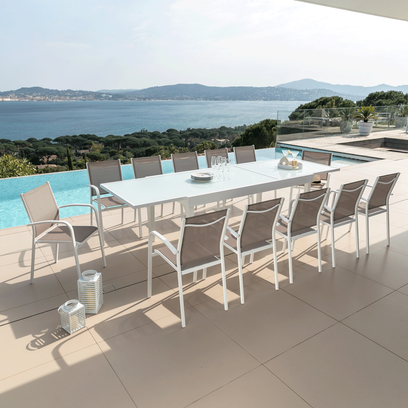 Table de jardin extensible Meublot en verre Murano blanc, table extérieure pour 12 personnes, grande surface 320x100 cm.