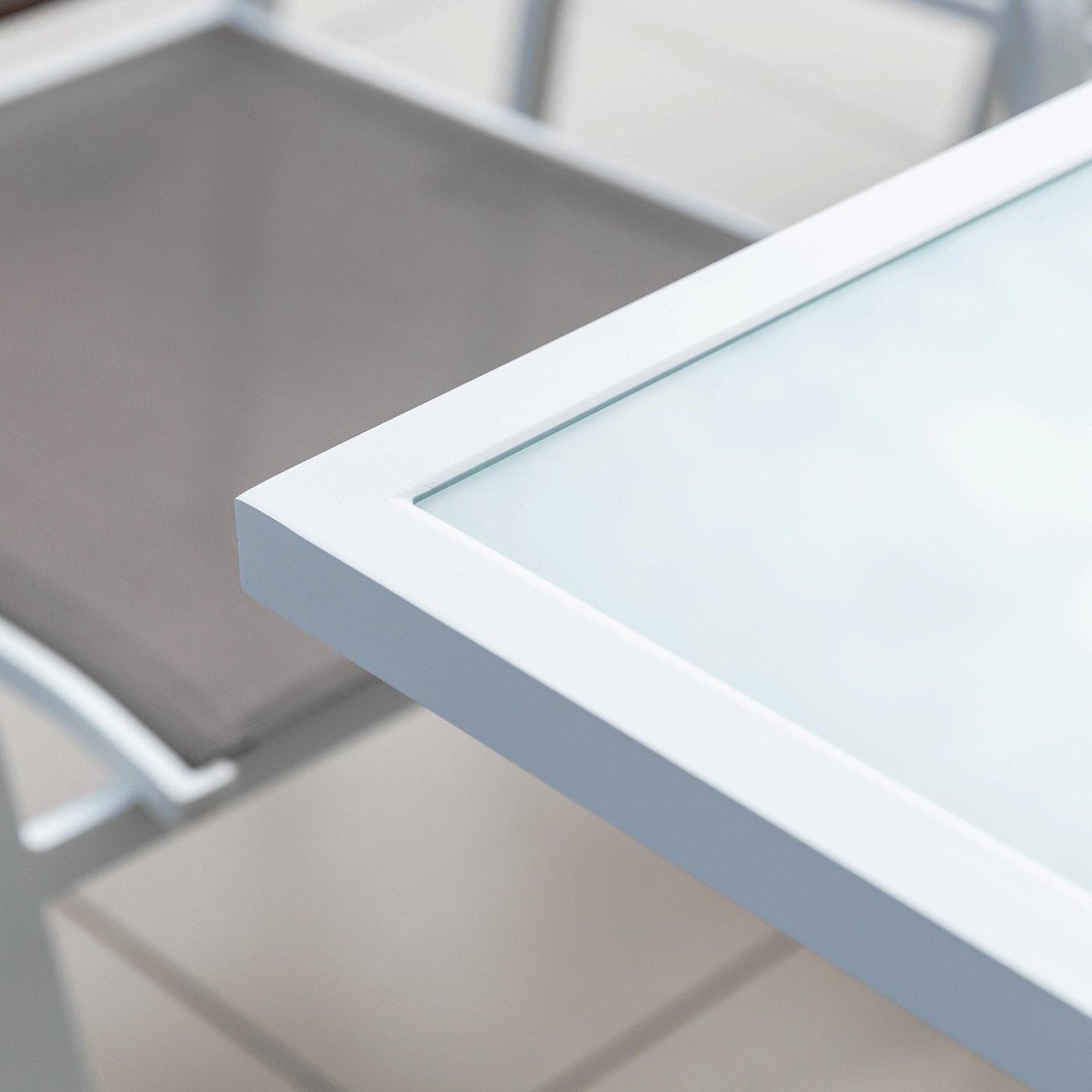 Table de jardin extensible Meublot avec plateau en verre Murano blanc, capacité pour 12 personnes, dimensions 320x100 cm.