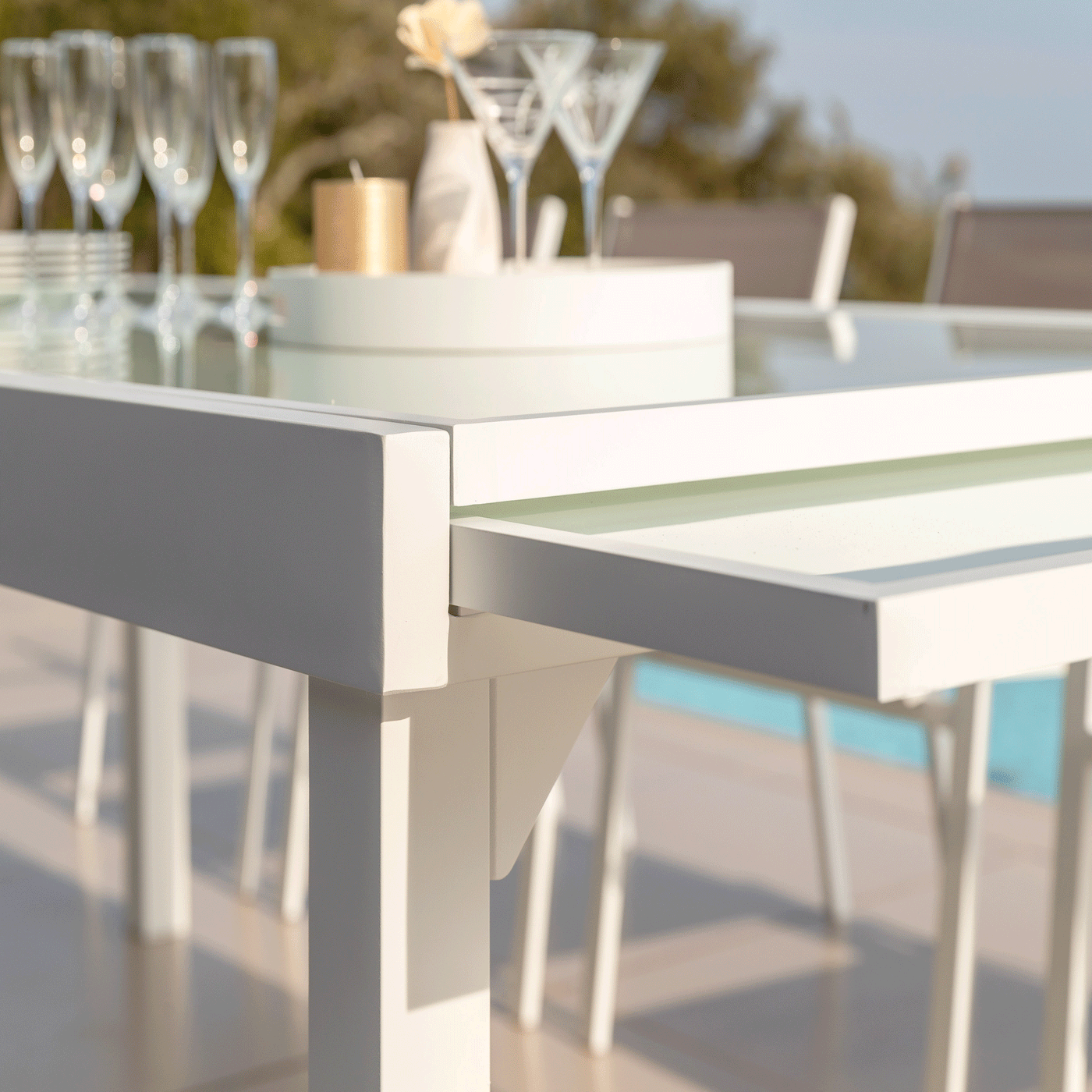 Table de jardin extensible Meublot avec plateau en verre Murano blanc, pouvant accueillir 12 personnes, dimensions 320 x 100 cm.