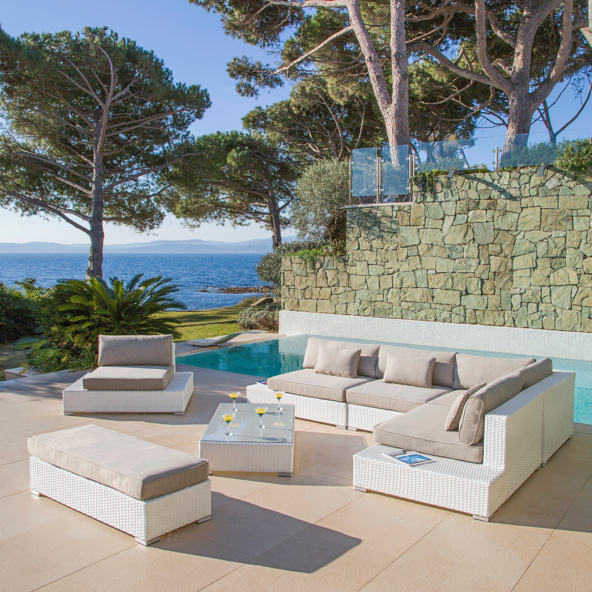 Salon de jardin Palma de Meublot avec 5 places, ensemble de meubles en extérieur avec coussins confortables.