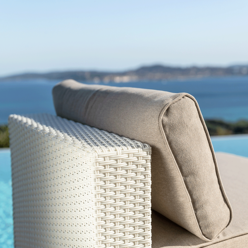 Canapé de jardin Palma de Meublot avec coussins blancs, design moderne et confortable, idéal pour extérieur.