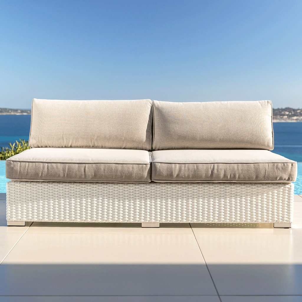 Canapé de jardin 2 places Palma de Meublot, assise en tissu blanc avec structure en bois, idéal pour extérieur.