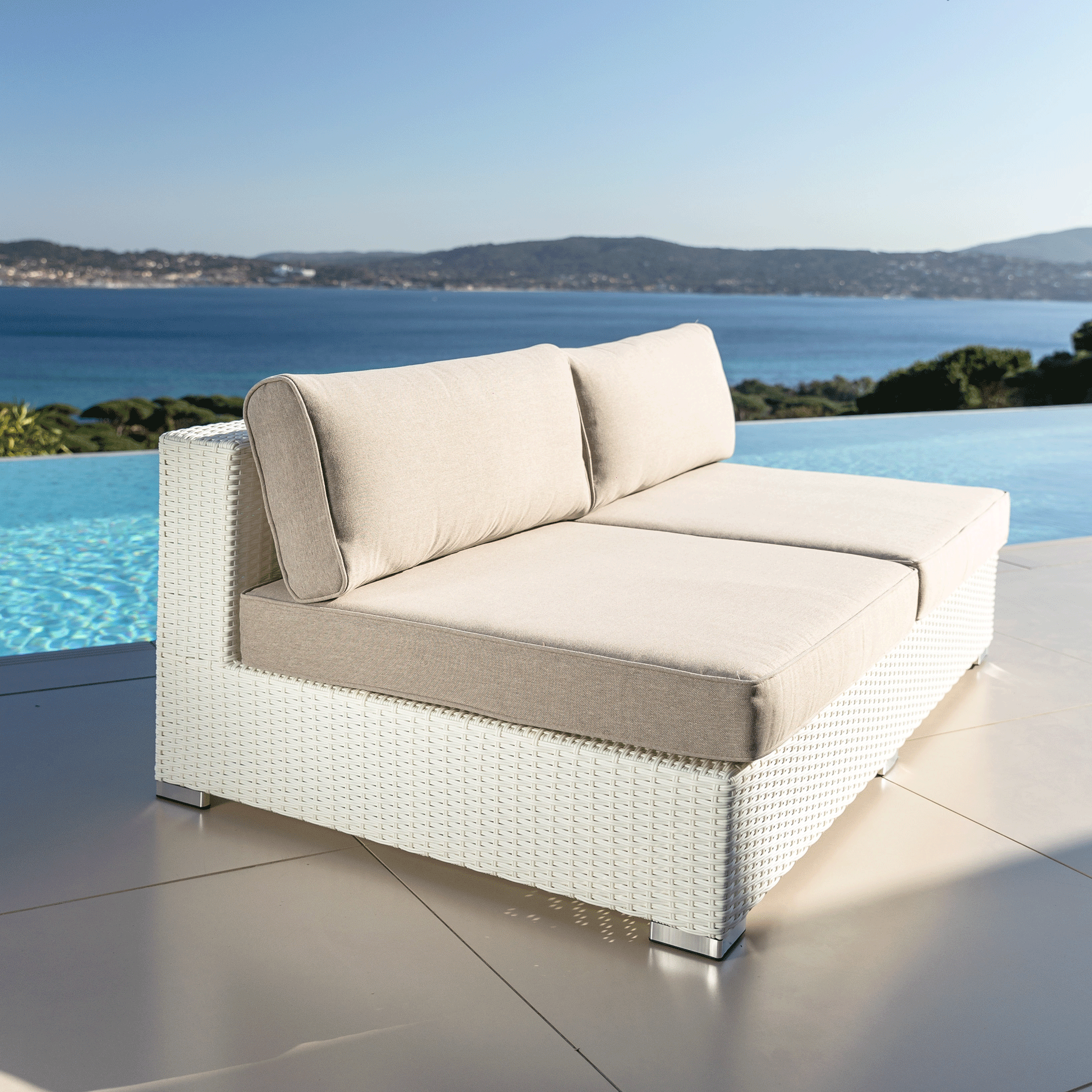 Canapé de jardin 2 places Palma de Meublot, en tissu blanc avec coussins confortables et structure en bois.