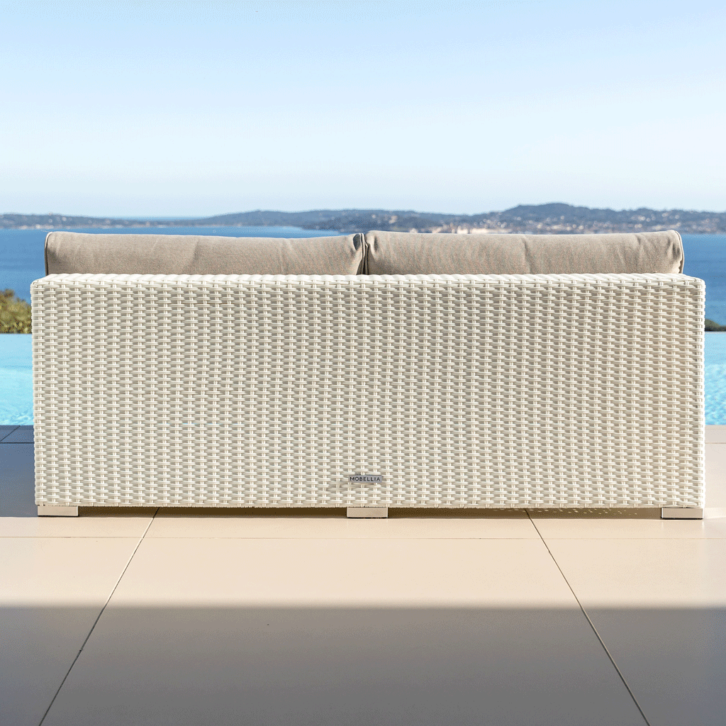 Canapé de jardin 2 places Palma de Meublot, fauteuil extérieur blanc avec coussins confortables et design moderne.