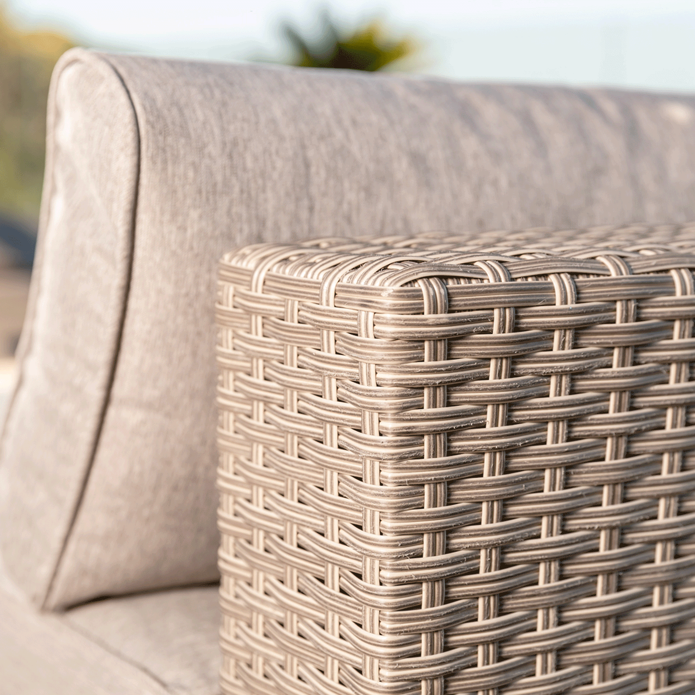 Canapé de jardin 2 places Palma de Meublot avec coussins gris, design moderne pour espace extérieur.