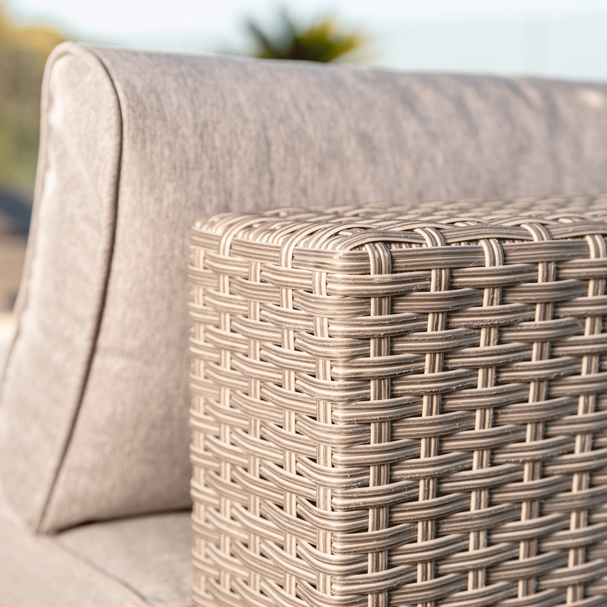 Canapé de jardin 2 places Palma de Meublot avec coussins gris, design moderne pour espace extérieur.