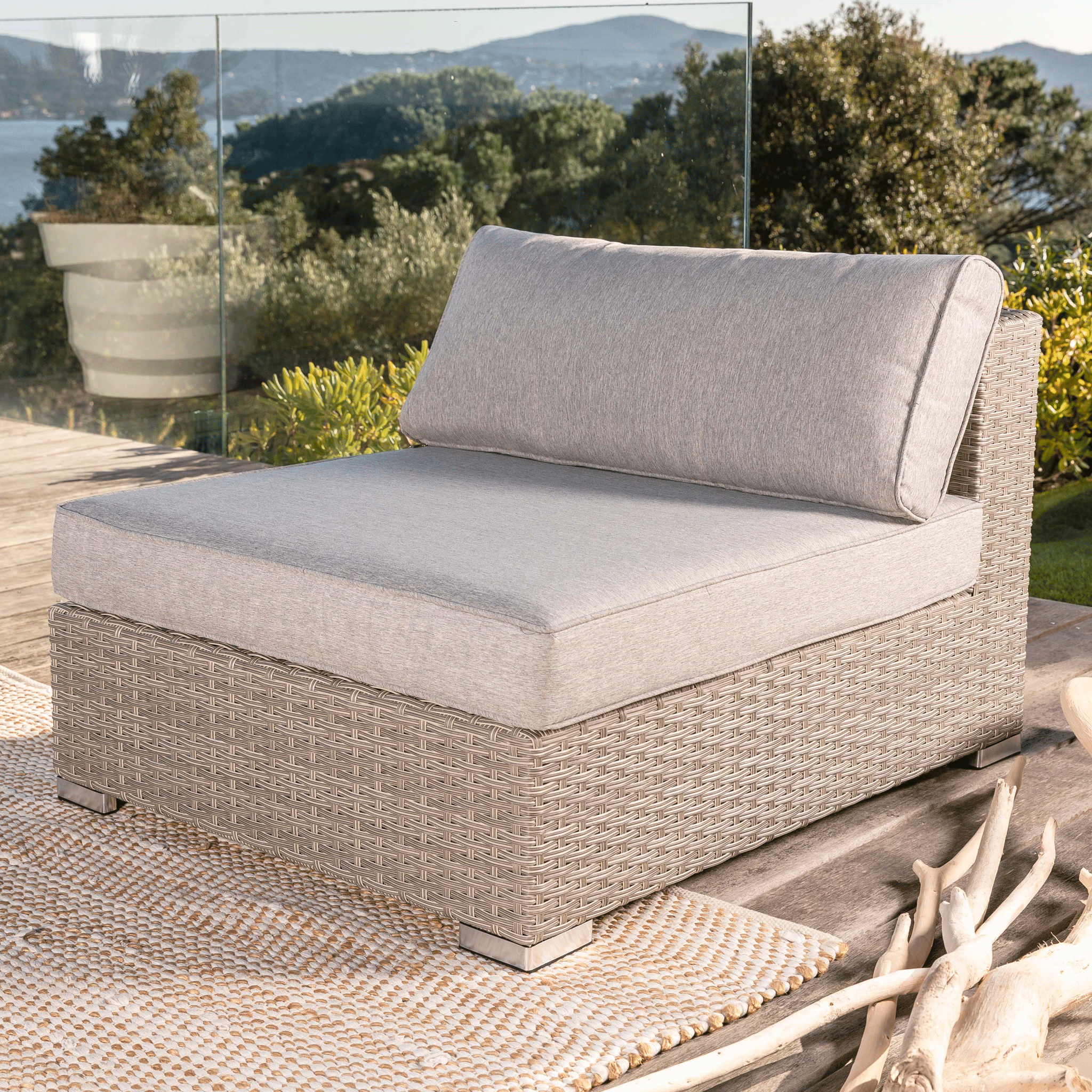 Canapé chauffeuse de jardin Palma de Meublot, fauteuil gris avec coussins confortables, idéal pour l'extérieur.