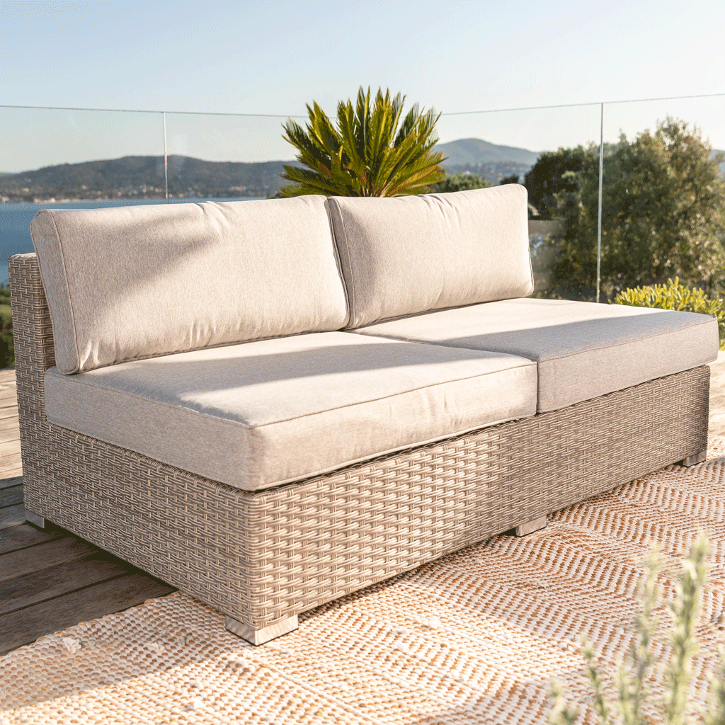 Canapé de jardin 2 places Palma de Meublot avec coussins gris clair, design moderne pour espace extérieur.