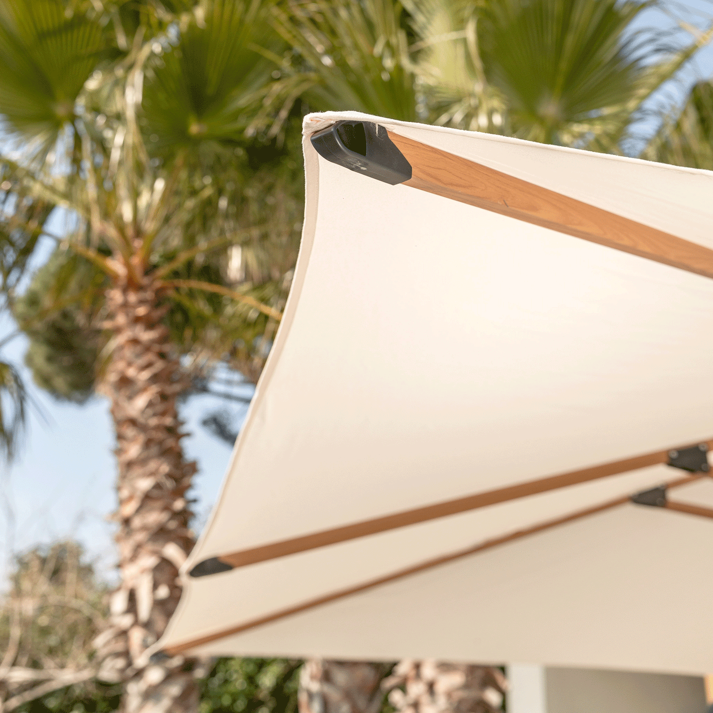 Parasol déporté blanc Yucatan de 3m de diamètre, parasol et voile d'ombrage Meublot, tissu résistant au soleil et au vent.