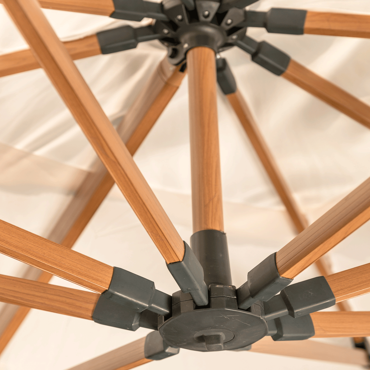 Parasol déporté Yucatan blanc de 3m sur 4m, parasol et voile d'ombrage Meublot, structure robuste et tissu résistant.