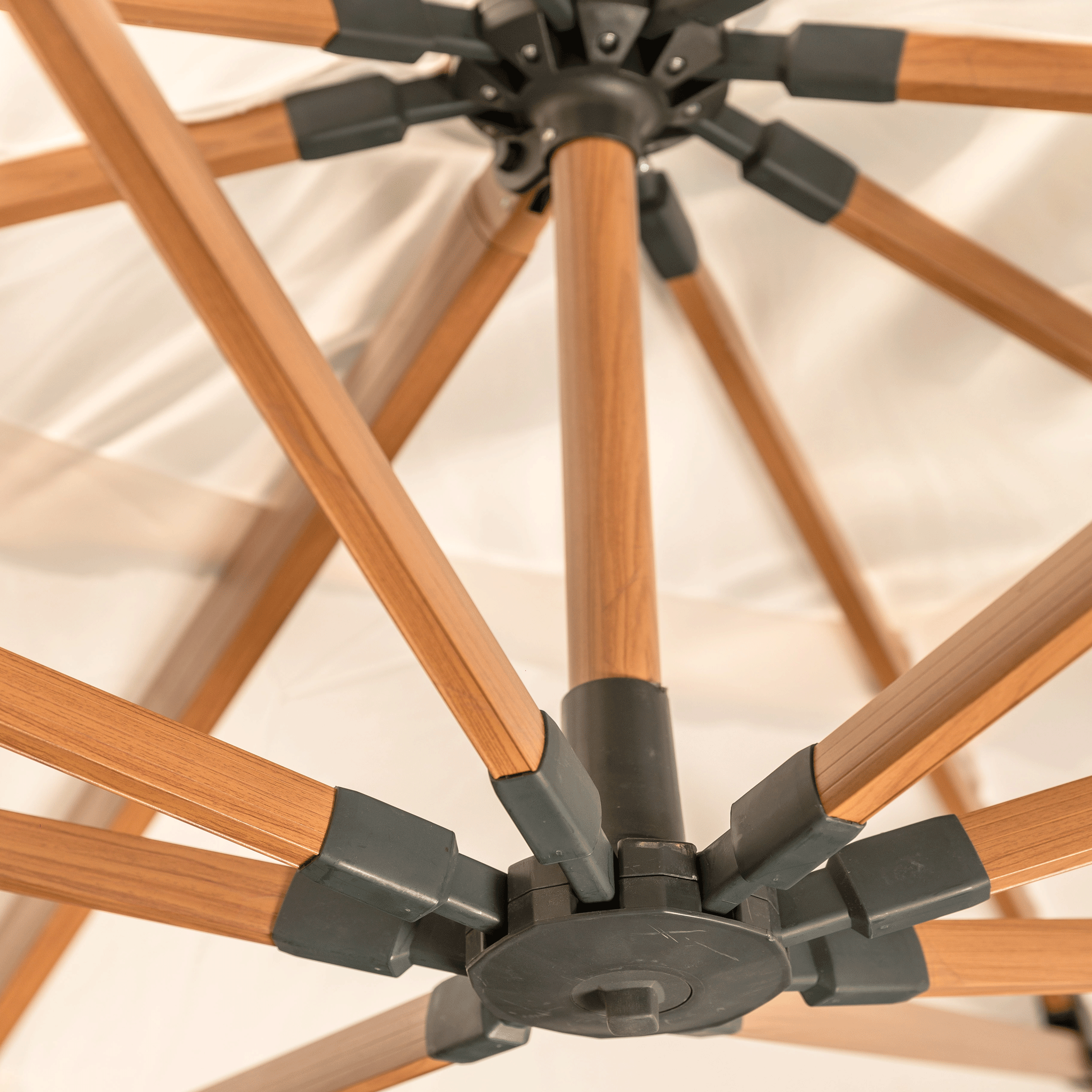 Parasol déporté Yucatan blanc de 3m sur 4m, parasol et voile d'ombrage Meublot, structure robuste et tissu résistant.