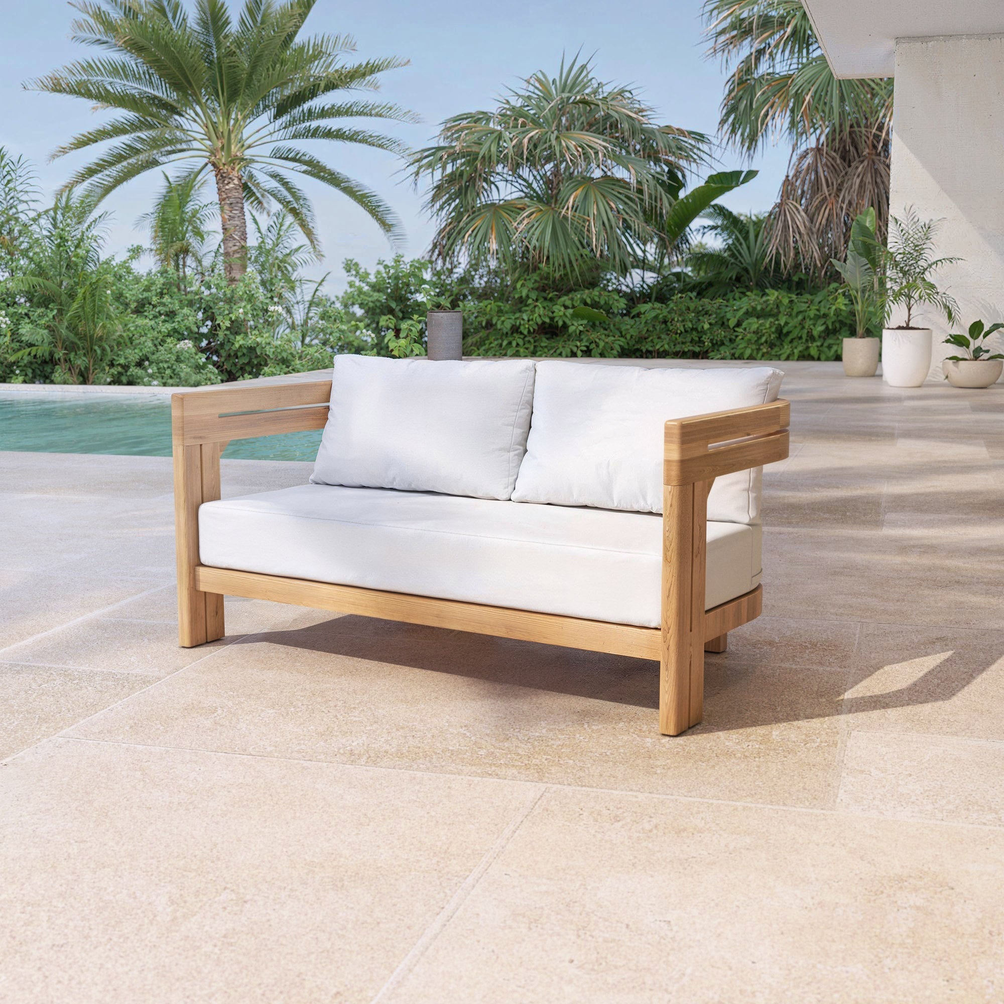 Canapé 2 places en teck Zanzibar de Meublot, design élégant avec coussins blancs, parfait pour espace extérieur ou intérieur.