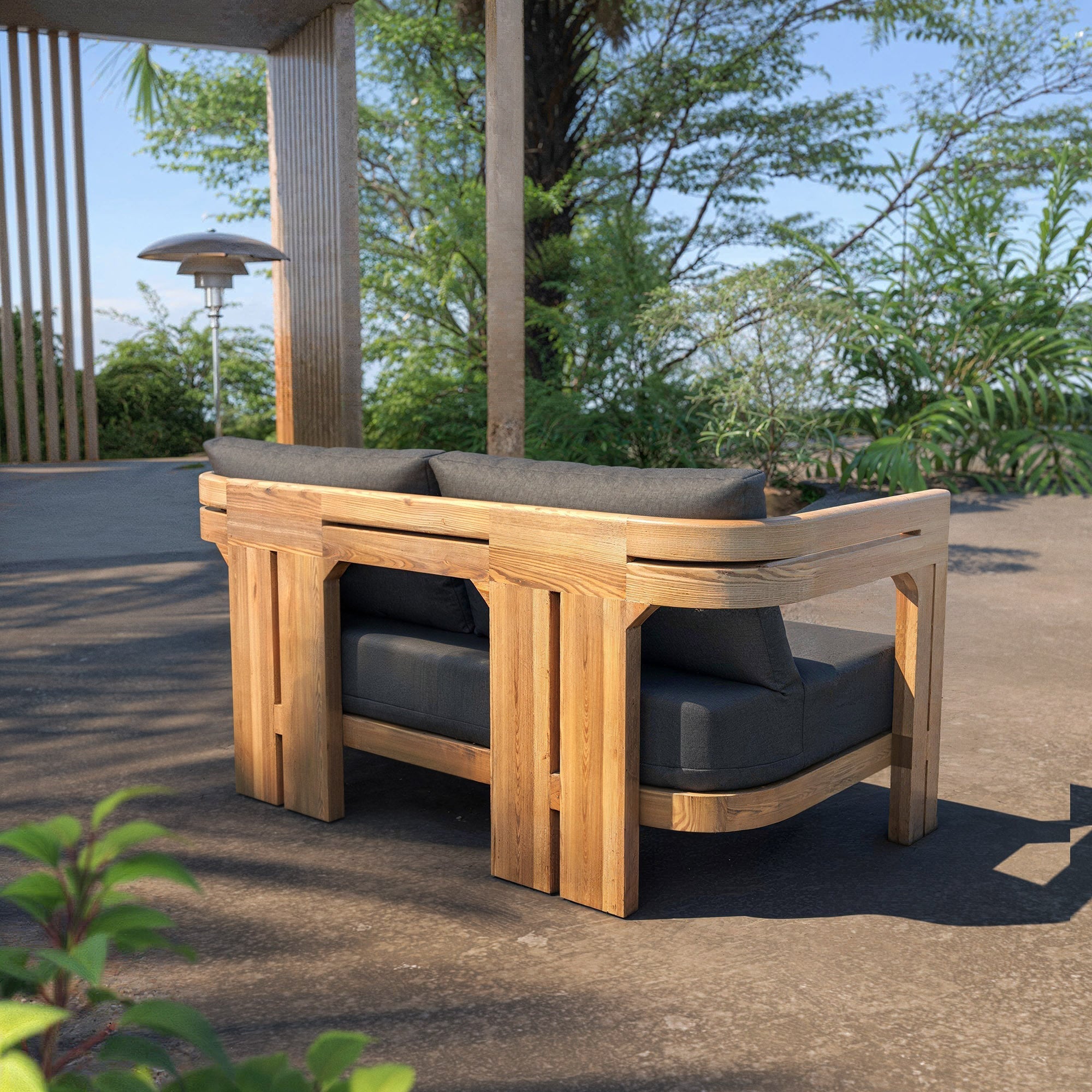 Canapé 2 places en teck Zanzibar gris de la marque Meublot, avec coussins confortables et design élégant.