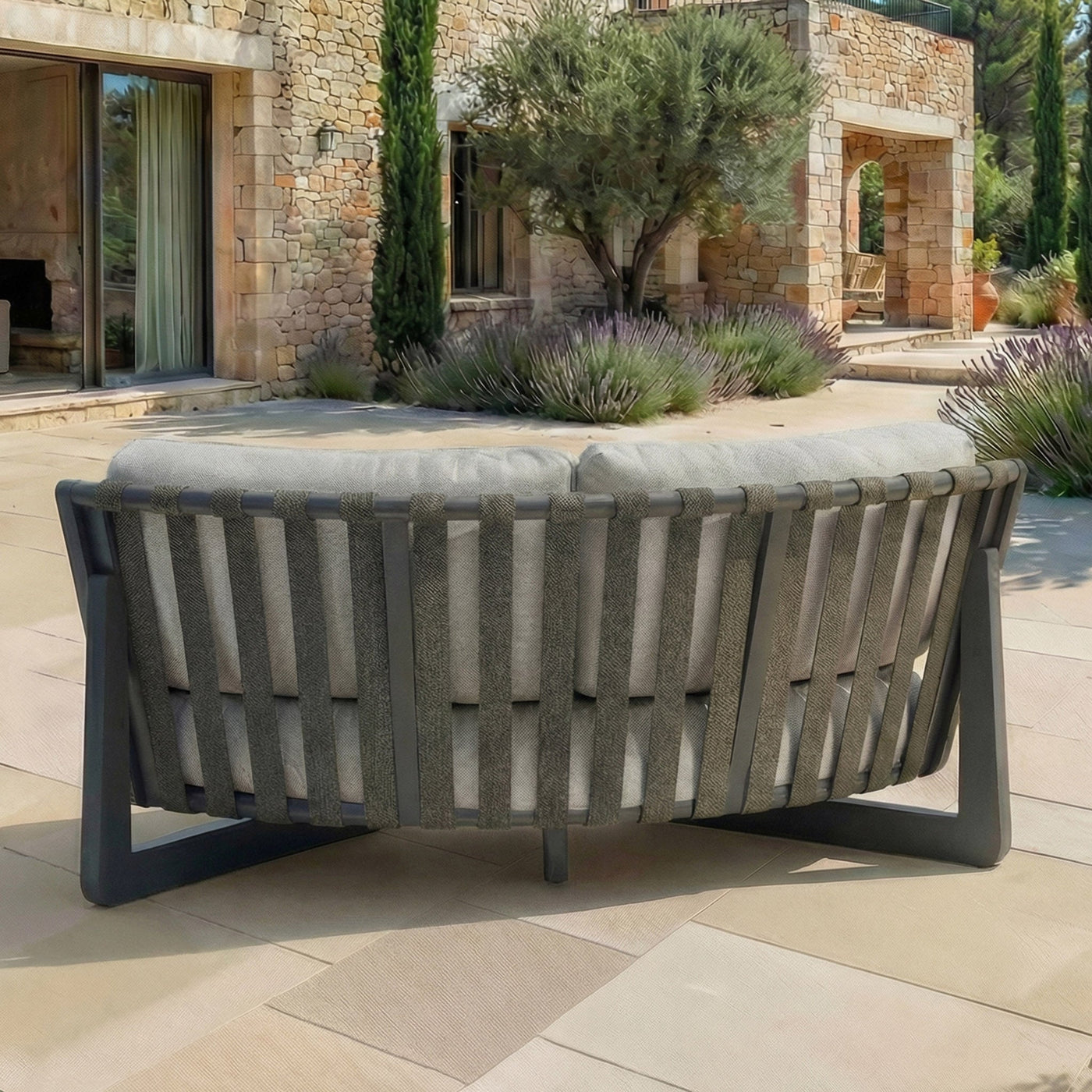 Canapé d'angle de jardin Long Beach de Meublot avec coussins confortables et structure en bois, idéal pour l'extérieur.