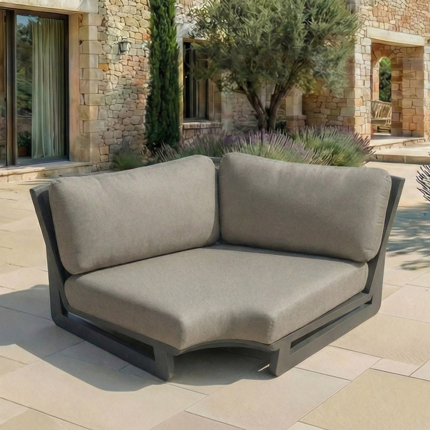 Canapé d'angle de jardin Long Beach de Meublot, avec coussins confortables, vue de l'extérieur dans un espace extérieur accueillant