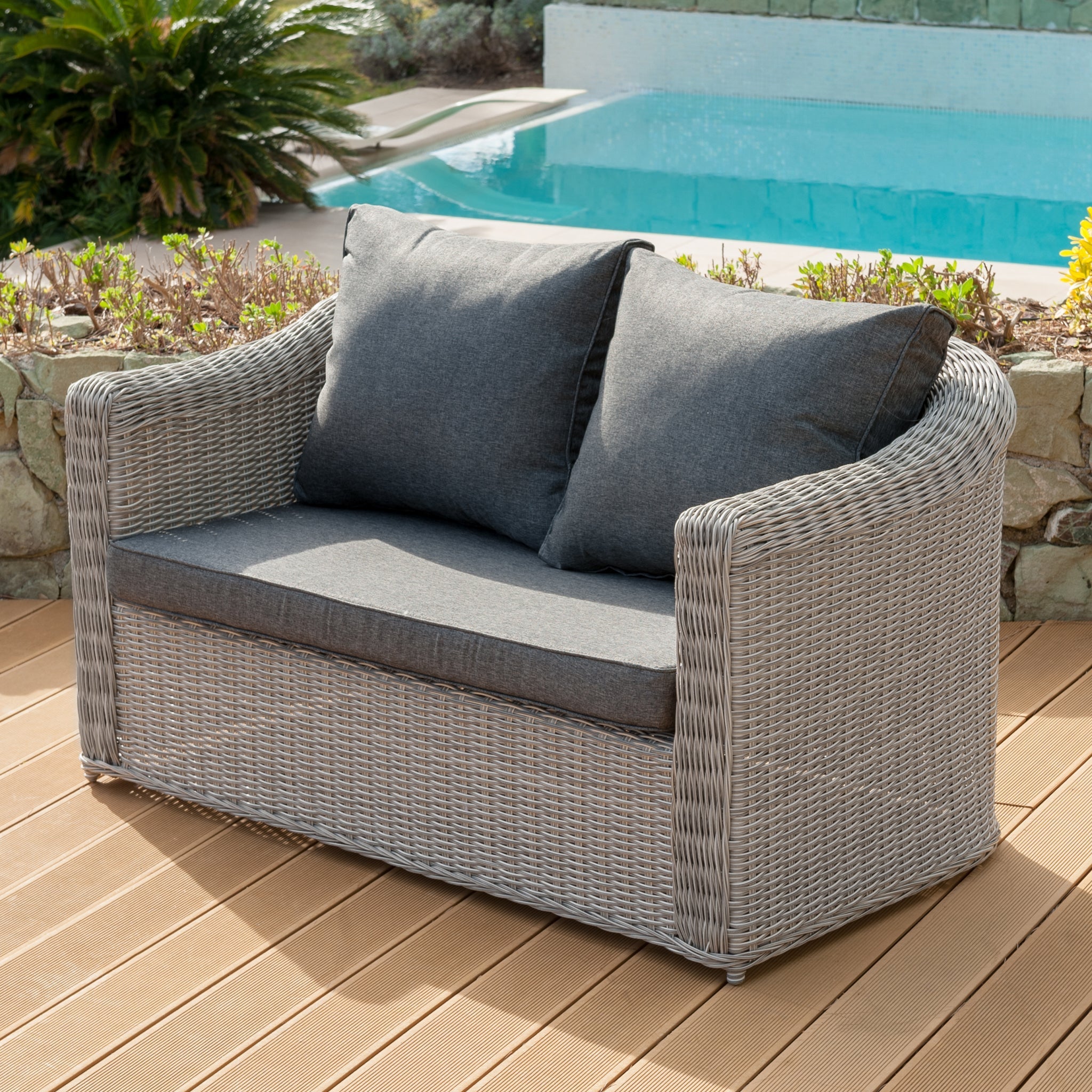 Canapé de jardin 2 places Calvi Meublot en gris avec coussins confortables, idéal pour l'extérieur.