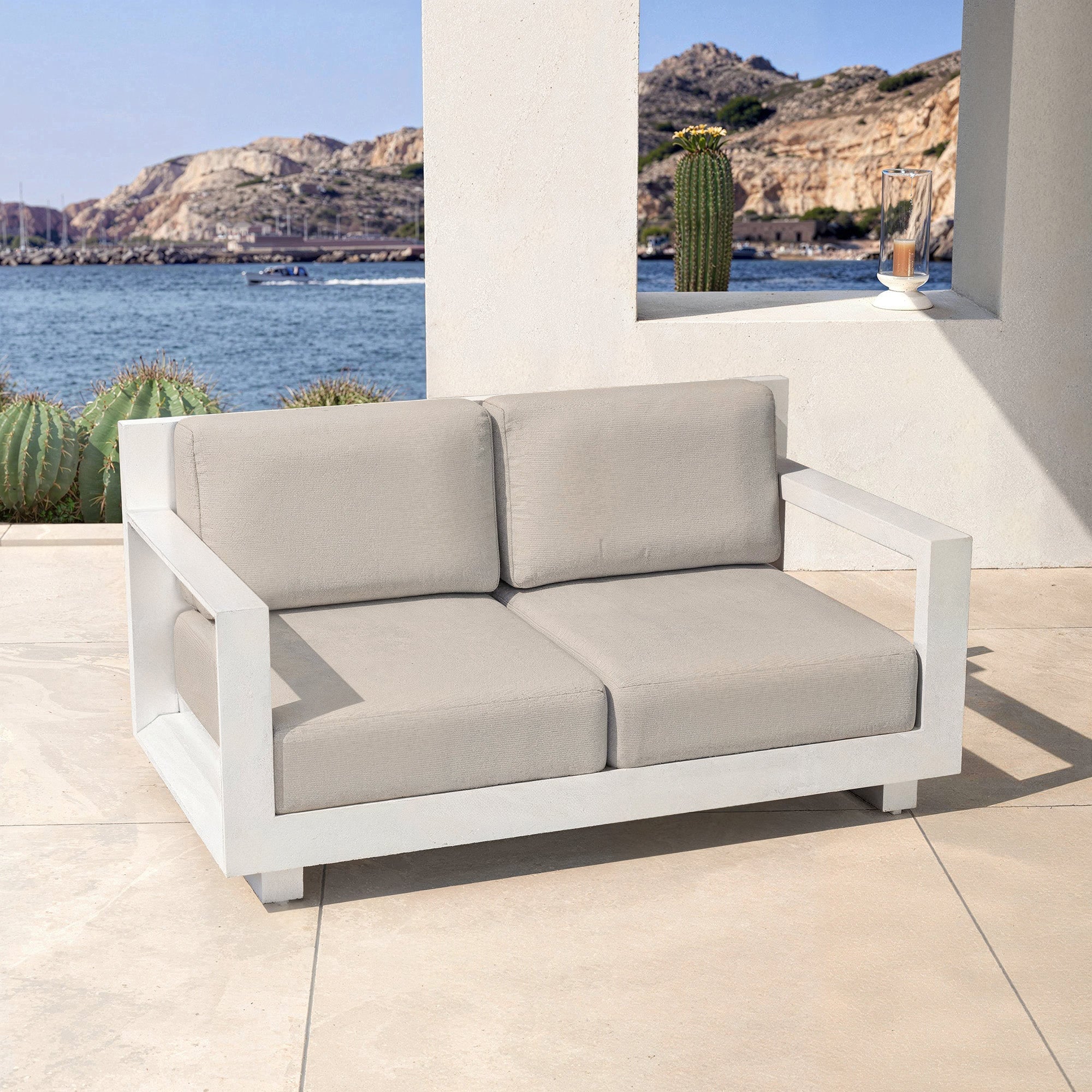 Canapé de jardin 2 places blanc Meublot Elba avec coussins confortables et structure en bois moderne.