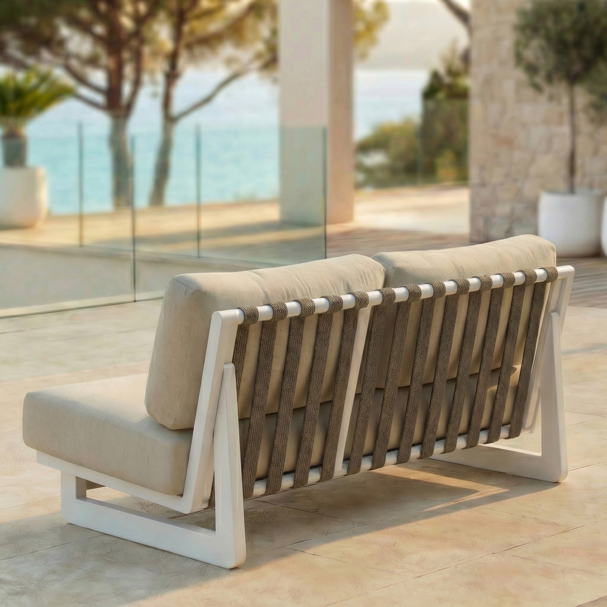 Canapé de jardin 2 places Long Beach de Meublot, assise en tissu gris, cadre en métal noir, idéal pour l'extérieur.