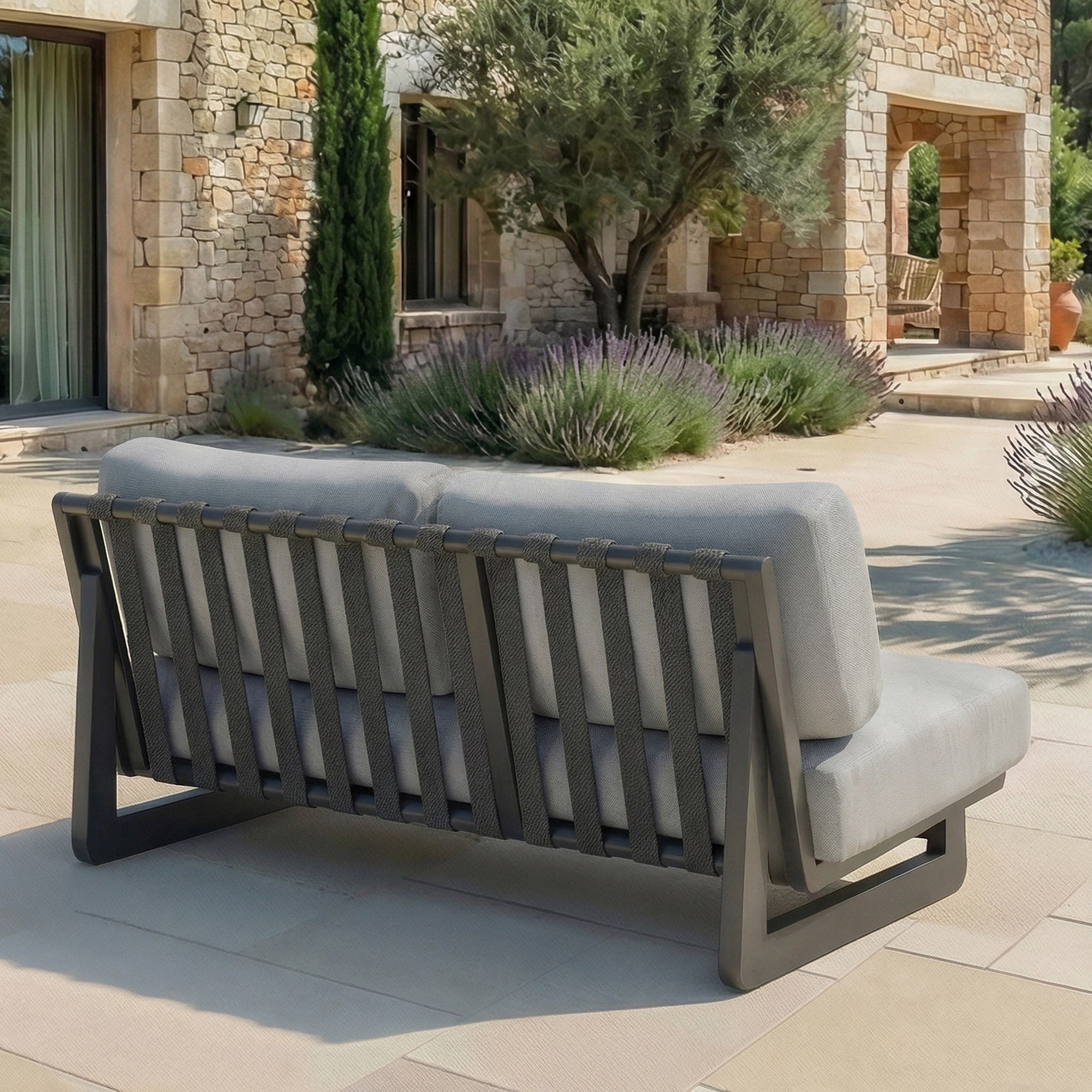 Canapé de jardin 2 places Long Beach de Meublot, design moderne avec coussins confortables, placé sur une terrasse extérieure.