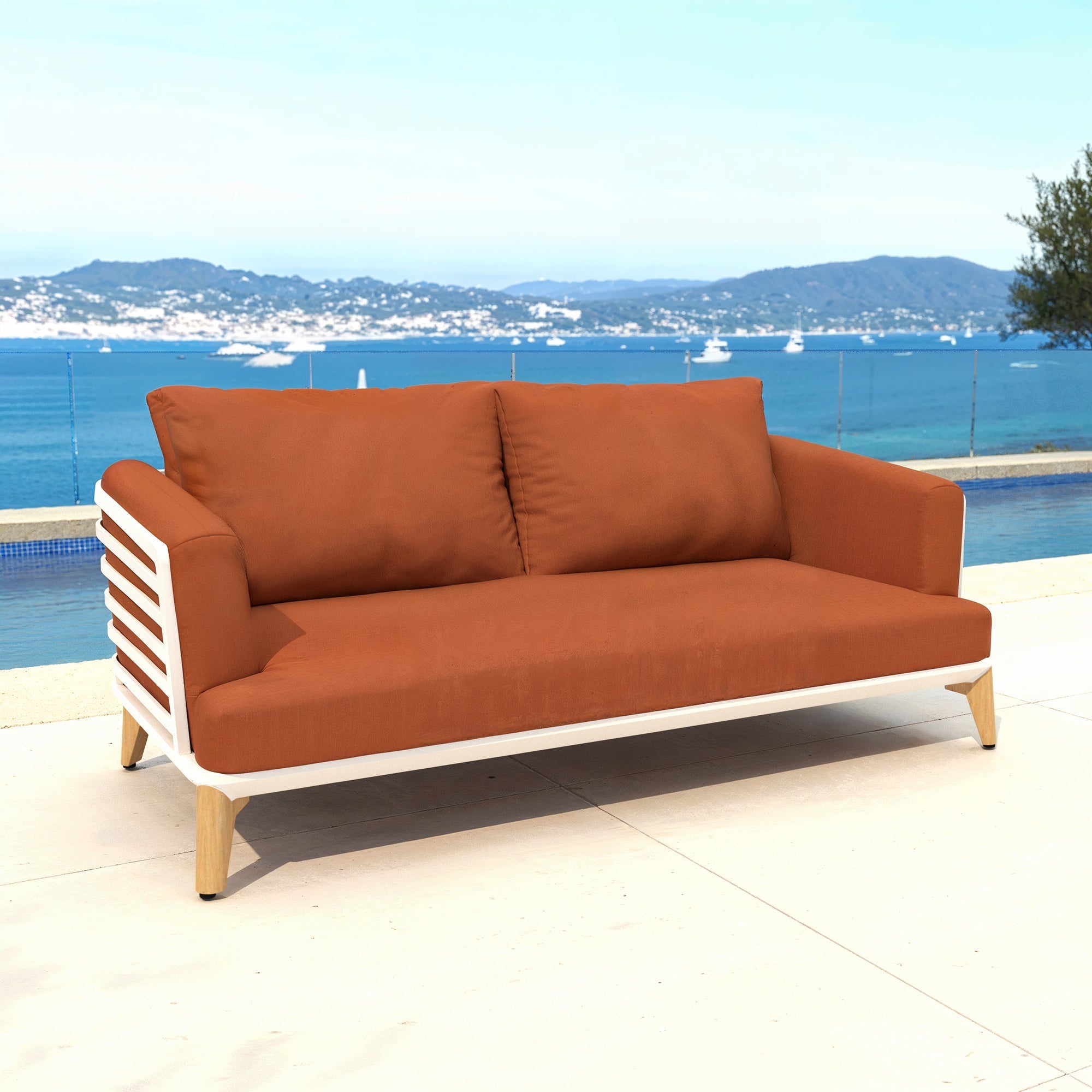 Canapé de jardin 2 places Monte Carlo de Meublot avec coussins blancs et rouges, vue de face sur l'assise et les accoudoirs.