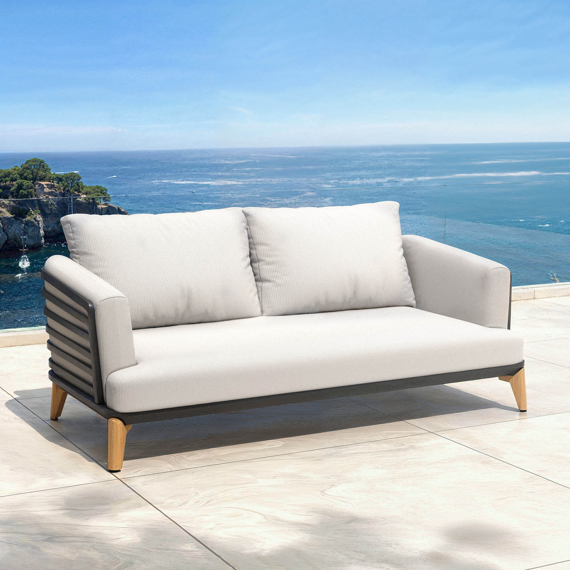 Canapé de jardin 2 places Monte Carlo de Meublot, en tissu anthracite et gris nuage, avec coussins confortables.