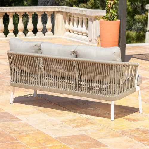 Canapé de jardin 3 places Amalfi de Meublot avec coussins confortables et structure en résine tressée.