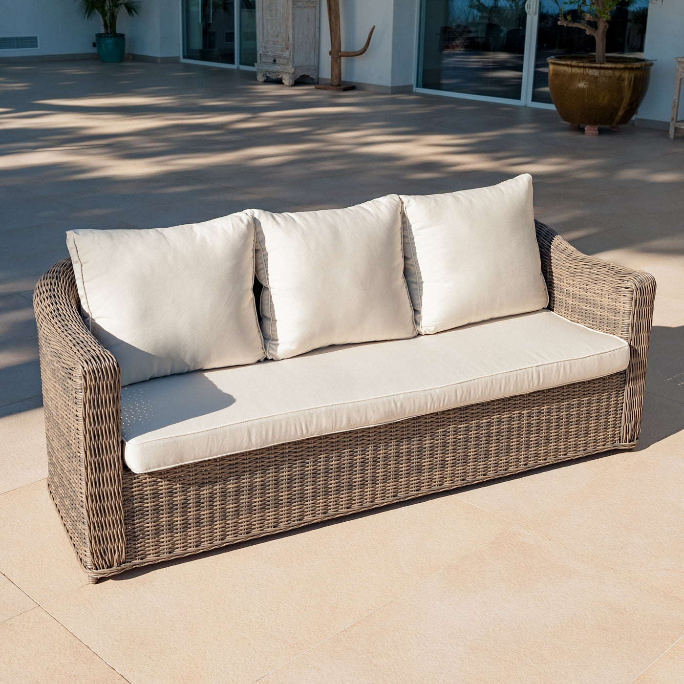 Canapé de jardin 3 places Calvi de Meublot, en teinte sépia, avec coussins confortables et structure en bois résistant.