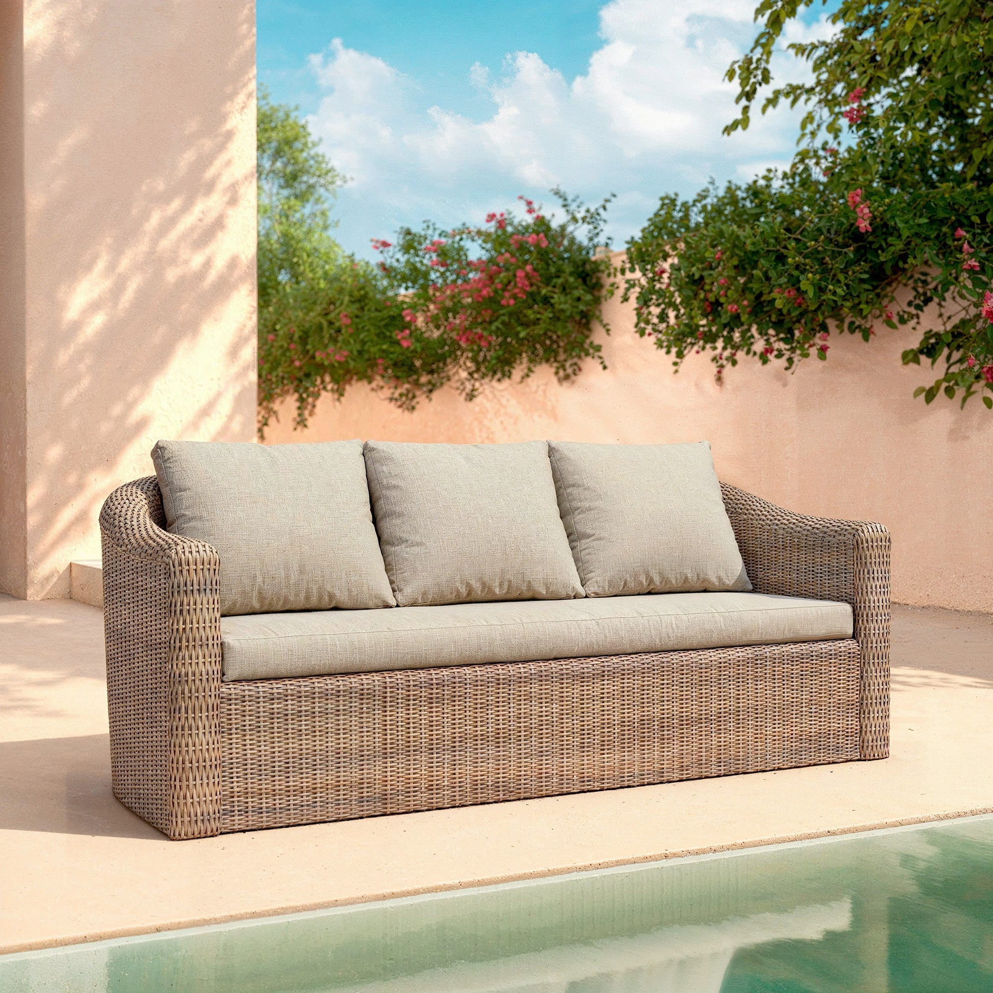 Canapé de jardin 3 places Calvi de Meublot avec coussins taupe et structure en sépia, idéal pour l'extérieur.