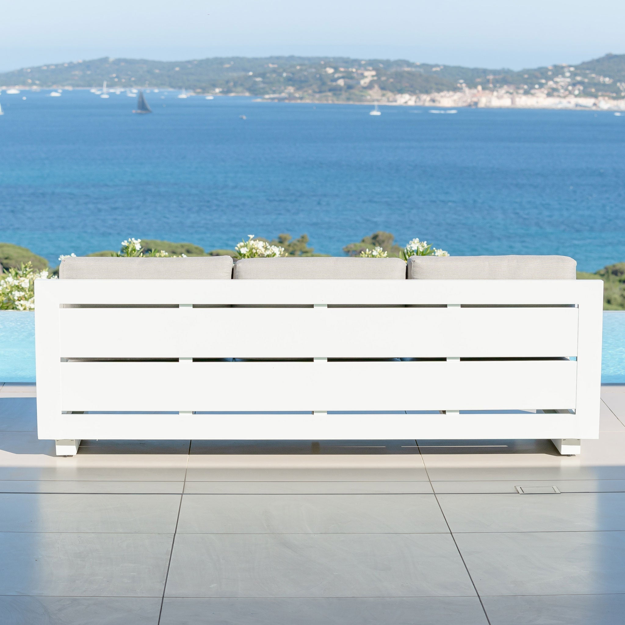 Canapé de jardin 3 places Elba de Meublot, fauteuil blanc avec coussins confortables, idéal pour extérieur.