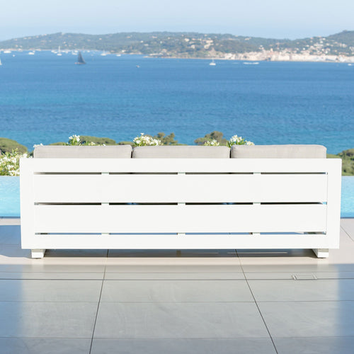 Canapé de jardin 3 places Elba de Meublot, fauteuil blanc avec coussins confortables, idéal pour extérieur.