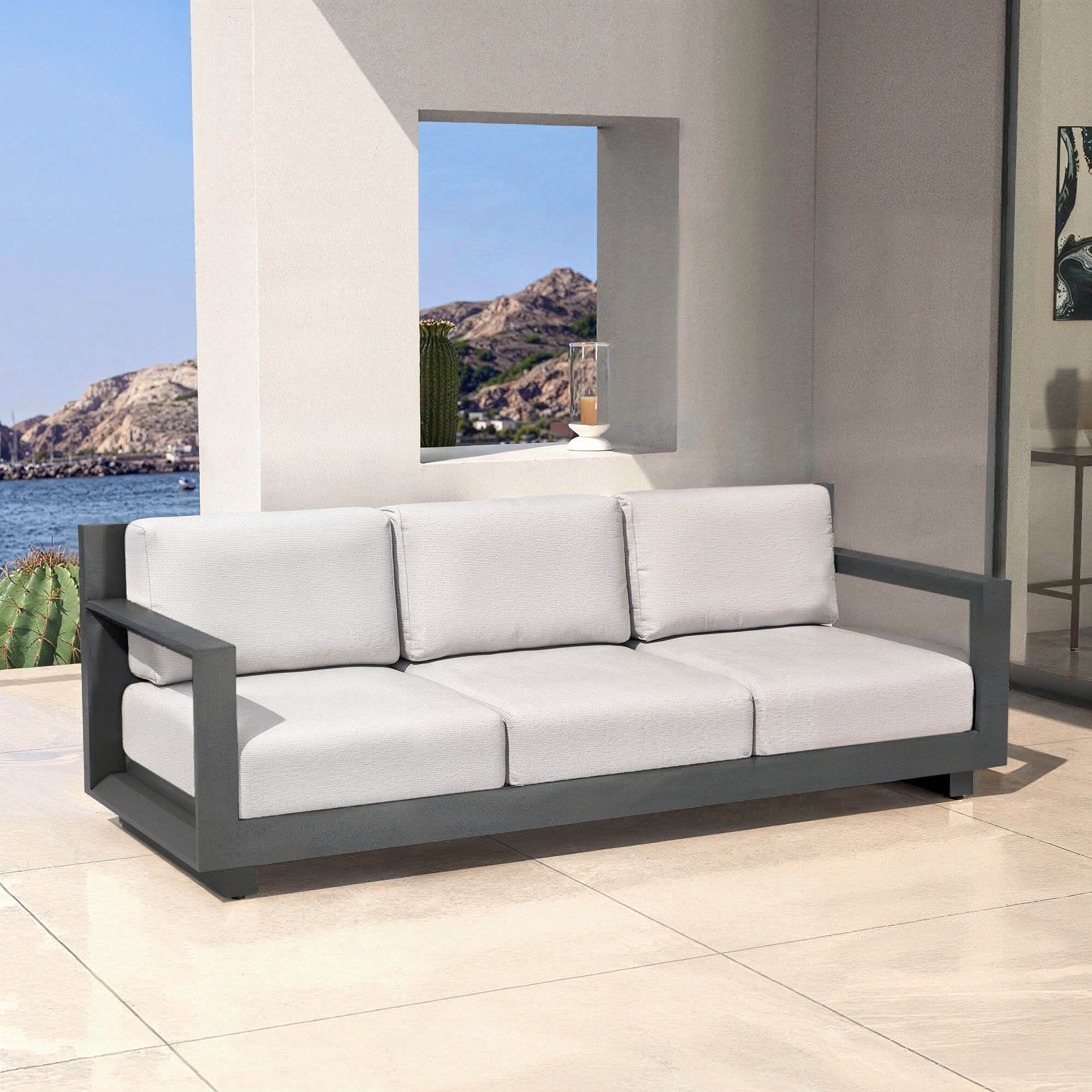 Canapé de jardin 3 places Elba de Meublot, en tissu anthracite et gris nuage, avec coussins confortables et structure en métal.