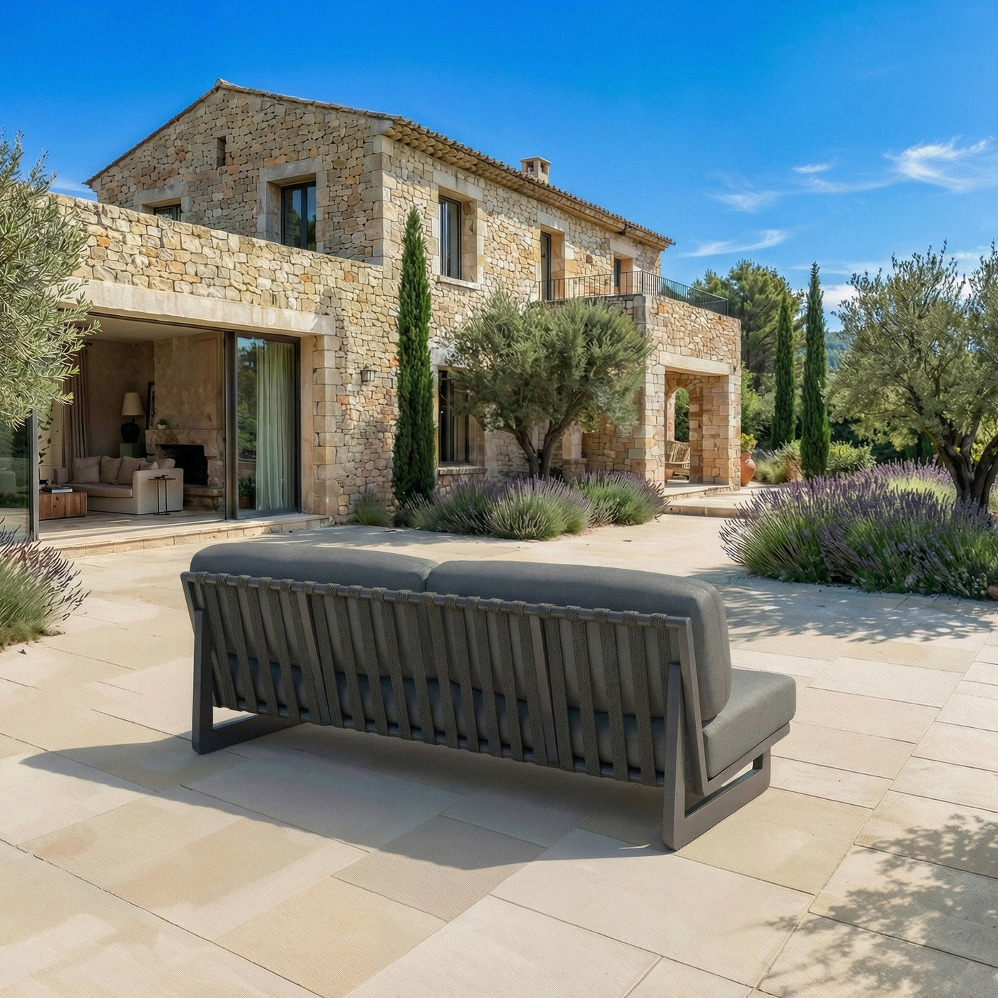 Canapé de jardin 3 places Long Beach de Meublot avec coussins confortables et structure en bois élégante.