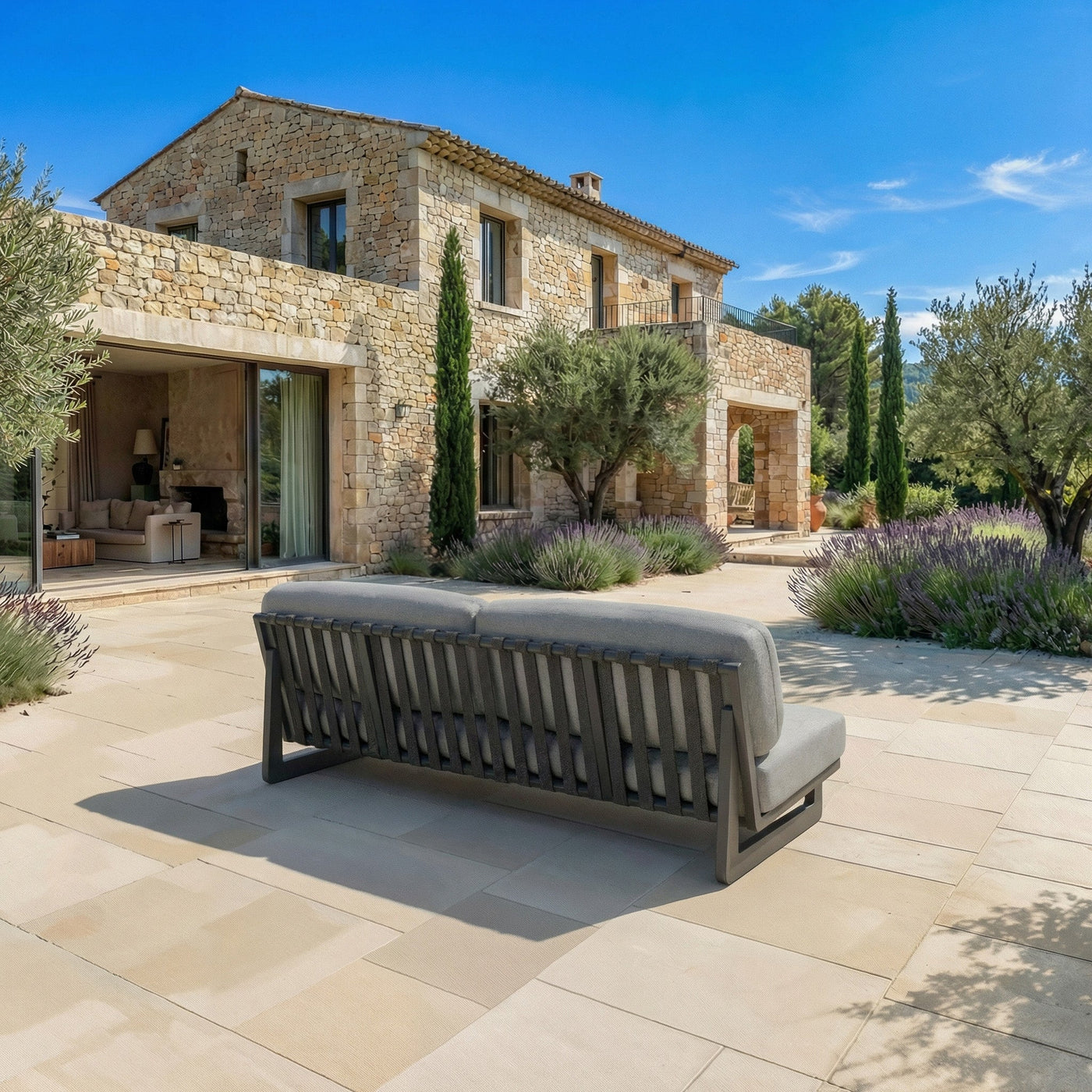 Canapé de jardin 3 places Long Beach de Meublot, assise confortable avec coussins dans un espace extérieur élégant