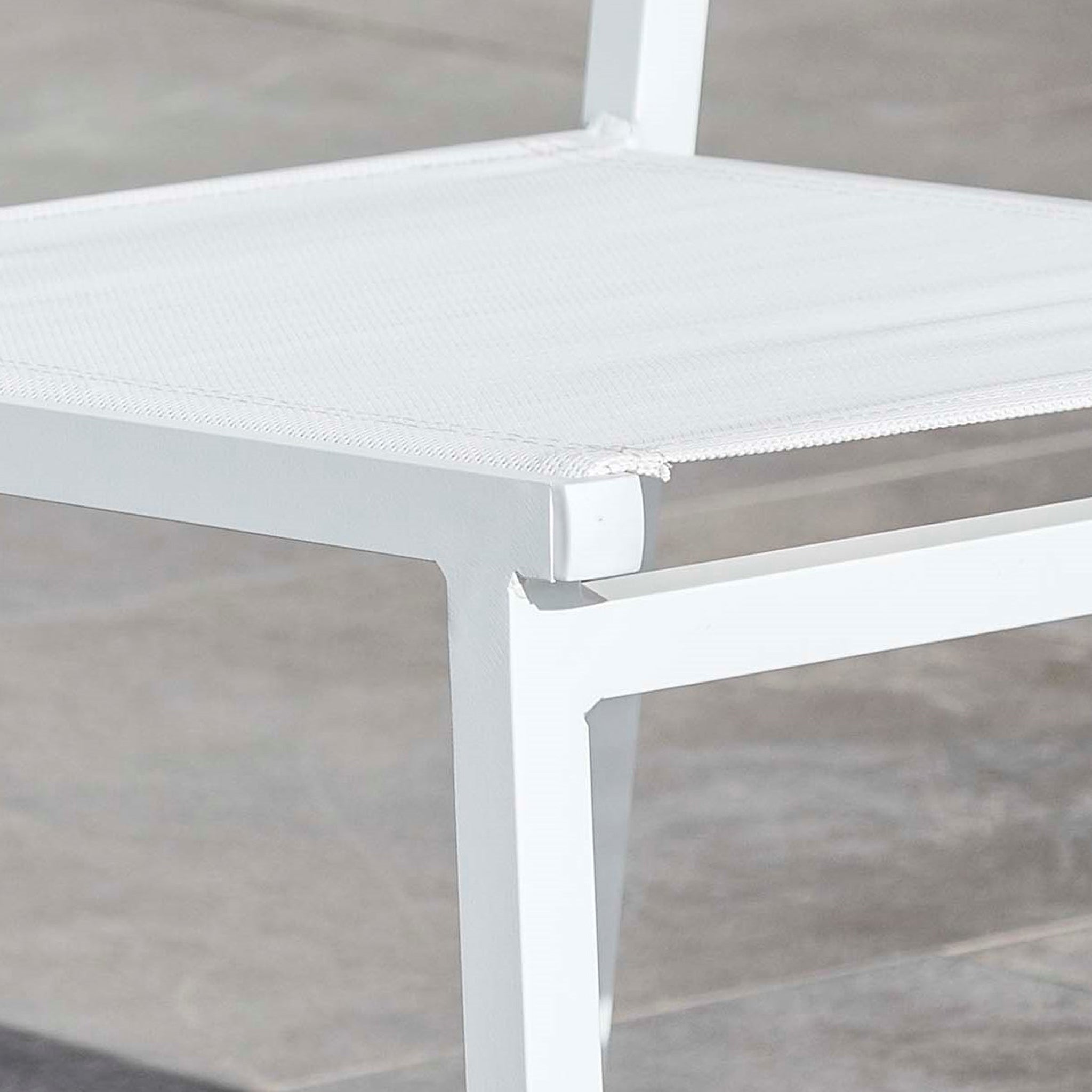 Chaise de jardin empilable Murano en aluminium blanc, chaise d'extérieur moderne de la marque Meublot, vue en détail.